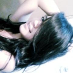 14 anos,compositora, ingênua, risonha, dramática, idiota,estranha, desastrada, e feliz.