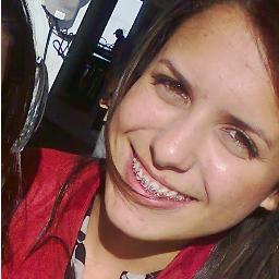 Á quem vive a chorar, eu vivo a cantar e canto pra viver.