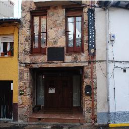 Somos un pequeño hotel rural situado en el pueblo de Casillas en la provincia de Ávila. Estamos en facebook y en hospederiadelatiamaria.es