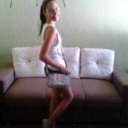Sigam @JuliêTeVivo e @LaryTeVivo