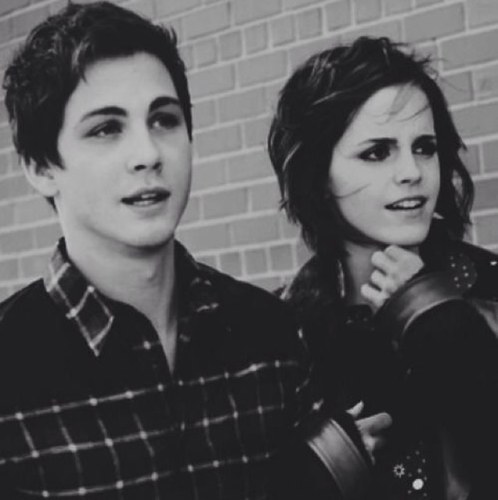 Um twitter dedicado ao ator Logan Lerman. 
Desde: 19/01/2010