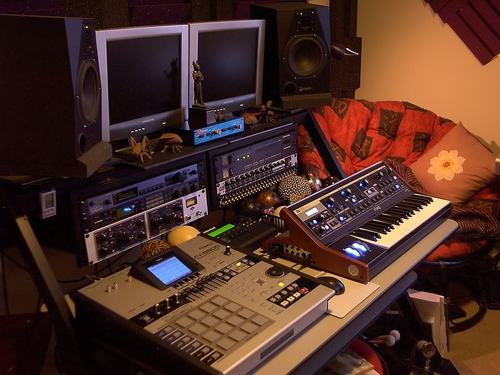 Sampleator's profile picture. @Sampleator ,es una pagina donde te enterarás de los ultimos samples utilizados en la escena Hip Hop Mundial.@Sampleator..el comparador de Sonidos @KARLANGA187