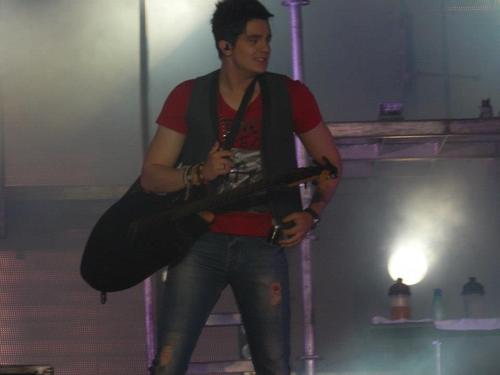 (@luansantana) Seguido “De “Gurizinho” para “Luan Santana”. De “Meteoro” para “Te vivo”. De “Campo Grande” para o MUNDO.”seguido pelo LS dia /_ / _ /