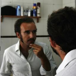 Periodista con vocación social al que la sociedad ha obligado a ser superficial. Cinéfilo, viajerófilo, seriófilo, gafapastófilo...