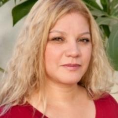 Journalist, literary translator and photograher, who loves nature, travels and cultures. Author of Temporary Truths.