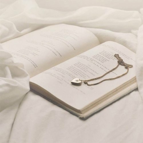 فتاة طموحة _ لا تلتفت إلى الوراء, عيناها معلقة بالسمآء تنتظر ما يسعدها من اﻷقدار : )
