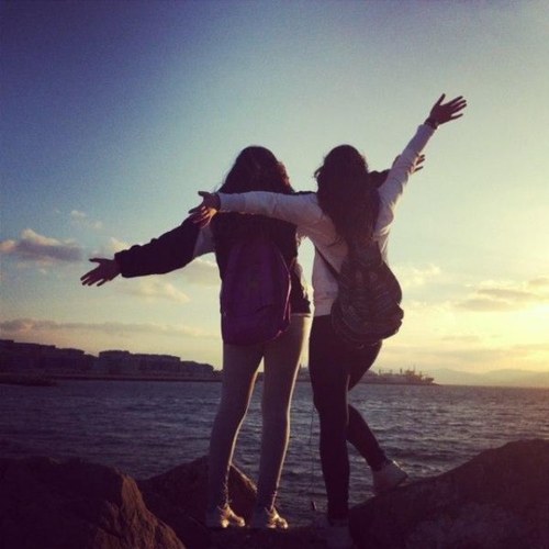 2 chicas sonriendo desde 1999. Directioner&Belieber LIVE WHILE WE´RE YOUNG. NEVER SAY NEVER. STAY STRONG. CODY SIMPSON