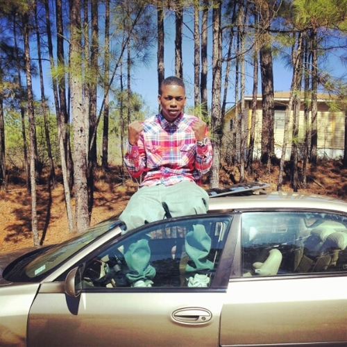 Jst A Yung Nigga Hustling...
18 Years Yung.. 
Currently On Pluto..
Livin A Bachelor's Life..