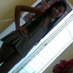 sou morena,cabelos castanhos olhos castanhos tbm e sou magra corpo de modelo kkkk