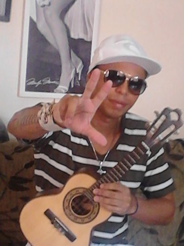 Músico//Cantor//Compositor....HJ faço parte do Grupo Kerosamba...