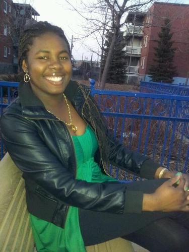 je suis une femme très souriante j'aime ça vivre la vie