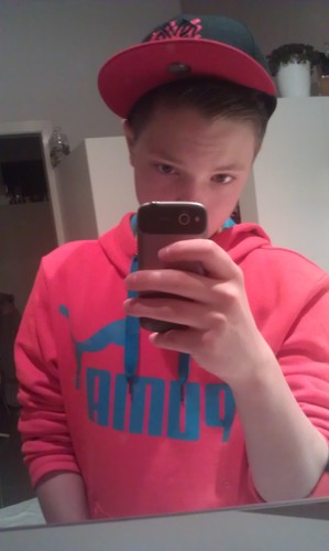 hoi. ik tweet random. volg me en je krijgt er geen spijt van! maak alsjeblieft die followknop blauw voor mij! sinds 8-3-13. doei.