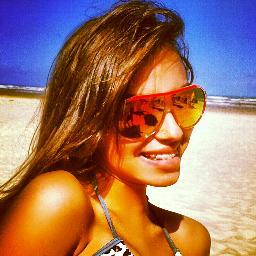 sagitariana ao pé da letra, baiana, estudante, modelo e futura fotógrafa =)