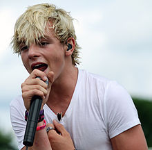 I love this boy too charming sweetheart my dream is to meet you.
After all you're the kind of boy who sings and enchants.
My German: 3