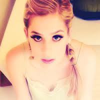 Quando eu tempo fazer uma melodia que fale de amor as primeiras palavras que descrevo é seu nome Sophia Abrahão Since: 08/03/2013.Te Amo Droga @sophiaabrahão.