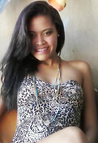 Alguém pra me amar precisa me aceitar assim como eu sou imperfeita, amor. Quem quiser me amar precisa ter o dom
bem mais que seduzir, navegar em mim ♪