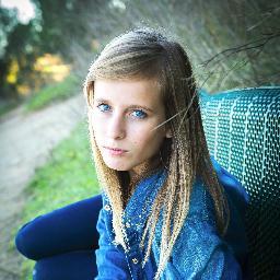 Moi c'est Lara...et si tu me follow t'en sauras un peu plus sur moi allez kiss. (: