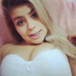 Eu não preciso de toda essa maquiagem para ser chamada de mulher. Ser mulher é ter atitude e não apenas aparência.