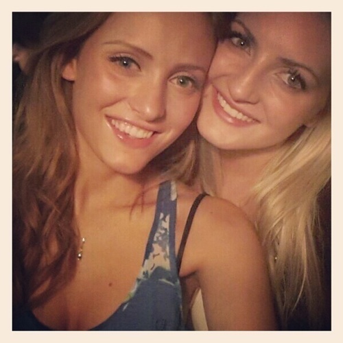 Annathompstone's profile picture. I'm happy and my grass is green :)