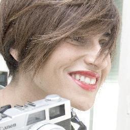 Fotógrafa de producto y moda. Soy perfeccionista, y mi obsesión es conjuntar la esencia de los productos con el valor estético y compositivo en mis imágenes.