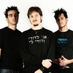 Deus, temos que aprender,
 O que é o amor a cada dia.
 Não deixar morrer,
 Em nós, a tua poesia.