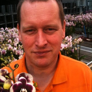 ik ben maurice en ben kweker in ter aar ik teelt phalaenopsise multi flora in een kas zonder gas.