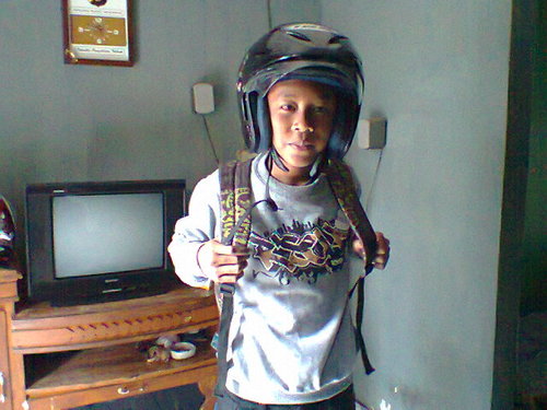 follow @r3b3l_r3gg43 anak tergila di seluruh twitter,mau di gilain atau mau gila follow aja langsung di jamin seru, :D