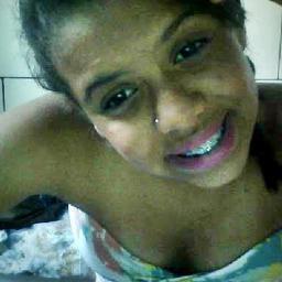 Ela não anda, ela desfila
Ela é top, capa de revista
É a mais mais, ela arrasa no look
Tira foto no espelho pra postar no facebook.(8.