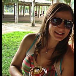 A vida segue. Mas o que foi bonito fica com toda a força. Mesmo que a gente tente apagar com outras coisas bonitas ou leves, certos momentos nem o tempo apaga.