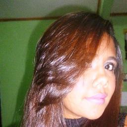 Sou uma pessoa tão simples, e são as coisas mais simples do mundo que mechem com meu coraçao (: