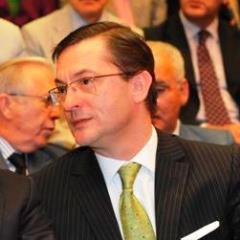 Fundador y vicepresidente ejecutivo de la Asociación de Empresarios del Sur de España. Amo sociedad civil fuerte y libre. Empresario. Doctor en Moral.