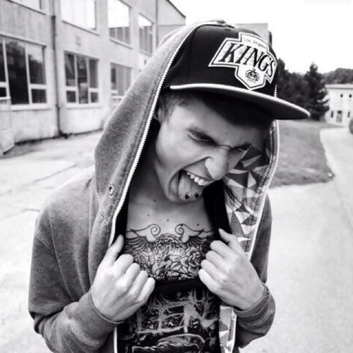 Hey you! I'm Mikeul. I like photography and soppy movies. I'm small and cuddly, though I'm shy. I'm bisexual and single. I always screw up.  RIP JM&JK♥