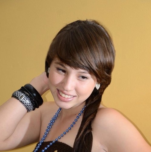 Artista pop, edad 15 años, compositora. Canciones Se Terminó, Cuando pienso en ti, Baila conmigo. Contacto 3147683030 Fanpage http://t.co/p6We7y5G