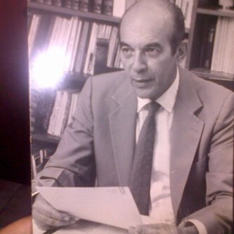 Economista, Especialización en Finanzas, Magister Teoria y Politica Economica, Doctorante en  Economía. Profesor UCV.