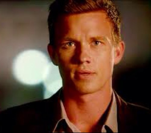 Lawyer turned LAPD homicide detective. (RP, single, #CommonLaw )