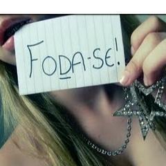 apenas aquela MOÇA q esconde atras do seu lindo soriso,aquela que finge estar bem só pra ver a pesoa que ama feliz,tentando descobrir o mundo com  seus atos ^^'