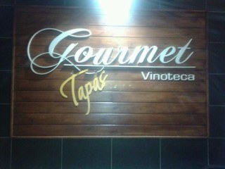 Tenemos el vino que buscabas, la tapa que estabas esperando, la grata sorpresa que tu estómago se merece. Compruébalo! Junto al Rodeo.