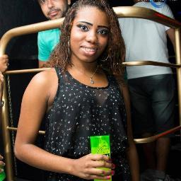 A garota chata que ama e sente ciumes dos amigos