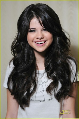 This page is for selena gomez fans soo please follow i follow back