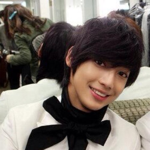 ผมคือ กวังมิน แรพเปอร์สุดหล่อและเพี้ยนมาก(?) แห่งวง Boyfriend ฟอลสิครับแล้วคุณจะติดใจ ♡ REAL : @G_Boyfriend #95Line open 130216 #อะฮ้าแฟม #JustBot ปล.ผมรั่วนะㅋㅋ