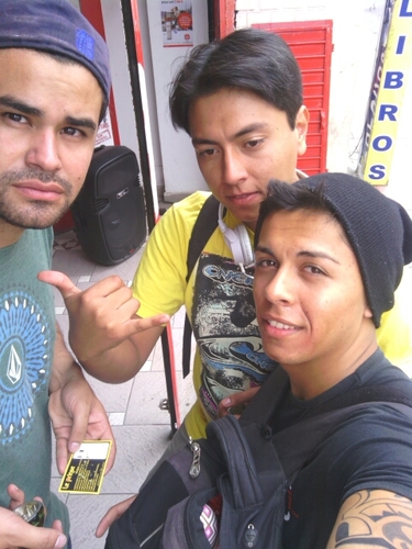 ElChile27's profile picture. Seguramente yo esté en el cielo, volando con los peces o quizás en el océano nadando con los pájaros. ¿Ves? Mi mundo es diferente. LISTEN TO LIL WAYNE.