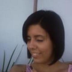 Esposa, mãe, filha, excêntrica, vaidosa, comunista, verdadeira, apaixonada, amiga, trabalhadora assalariada, estudante, espírita, jovem de 26 anos.. enfim EU!!
