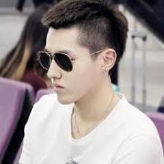 ชื่อจริง : Wu Fan, Wu Yi Fan 
 ชื่อในวงการ : Kris
 ชื่อเล่น/ฉายา : คริส,คริสปี้,หน้าสวย,อู๋ฟาน
 อายุ : 22 ปี
 วันเกิด : 6 พฤศจิกายน 1990 
สัญชาติ:จีน