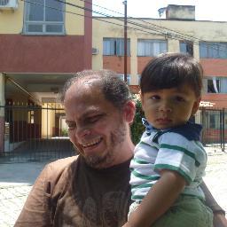 Sou extrovertido e gosto muito de música e ler, gosto da vida e vivo intensamente.