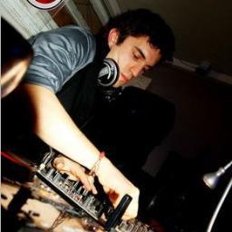 Laurea Magistrale in Giurisprudenza all'Università di Genova. Interesse per musica, politica e mercati. Dj per passione, Consulente Finanziario per professione