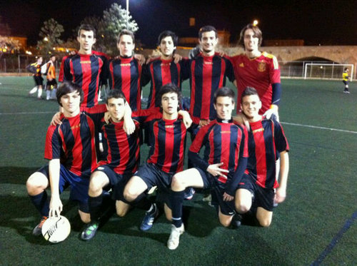 Un retrasado,un gordo,un negro, un feo,un enano, un mono,un viciao,un niño,un prehistórico,un egipcio,un ojos locos,un manos mantequilla, y una raboantena. Fut7