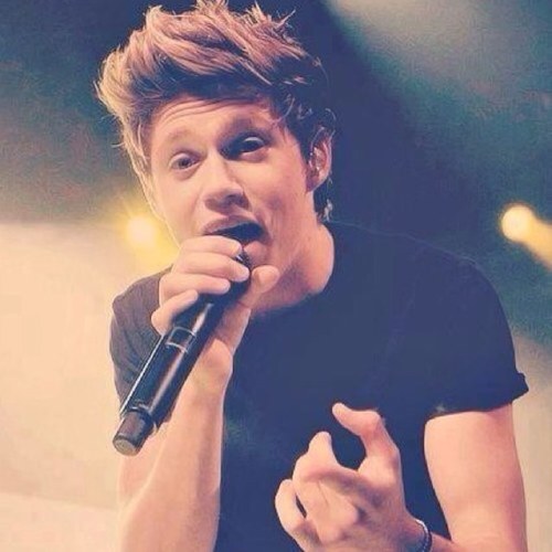 0/5 One Direction & 1/5 Janoskians. James followed 10-17-12. I FUCKING LOVE ONE DIRECTION. #Sheeranator #Janoskianator #Directioner