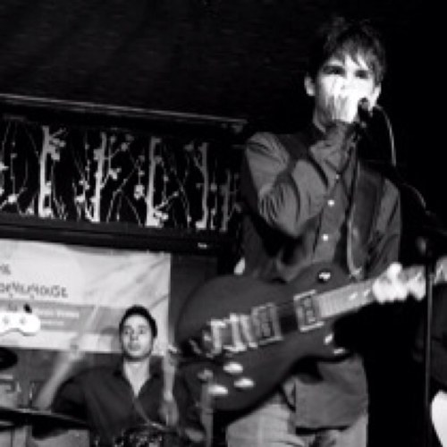 voxtom's profile picture. Singer of songs / strummer of guitars / spectator of football / Gin.