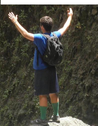Jugador de baloncesto, simpático, me enfado muy muy rara vez, lector en potencia, me apunto a un bombardeo. Y ante todo y sin ninguna duda Scout