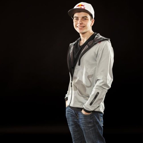 Veteran Call of Duty Pro Gamer, Livestreamer, & Youtube Director. @RedBullGaming eSports Athlete For All Inquiries: business@nadeshot.com http://t.co/QZ1j1vRUSu
